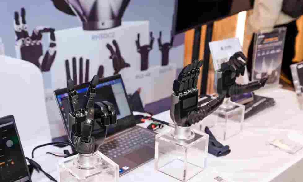 人形机器人分工革命，智元“临界点”是开端吗？